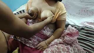 Desi Bhabhi in Gorgeous Saree – Getting boob Press – Look Will Win Your Heart Video