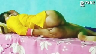 पीली सूट में आंटी की छोटी बेटी को अपने घर पर बुला कर खूब चुदाई की Video